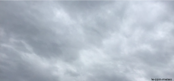 Nuage nimbostratus : couche sombre et uniforme apportant des pluies continues